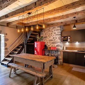 https://maison-typique-des-monts-du-cantal.hotels-rhonealpes.com